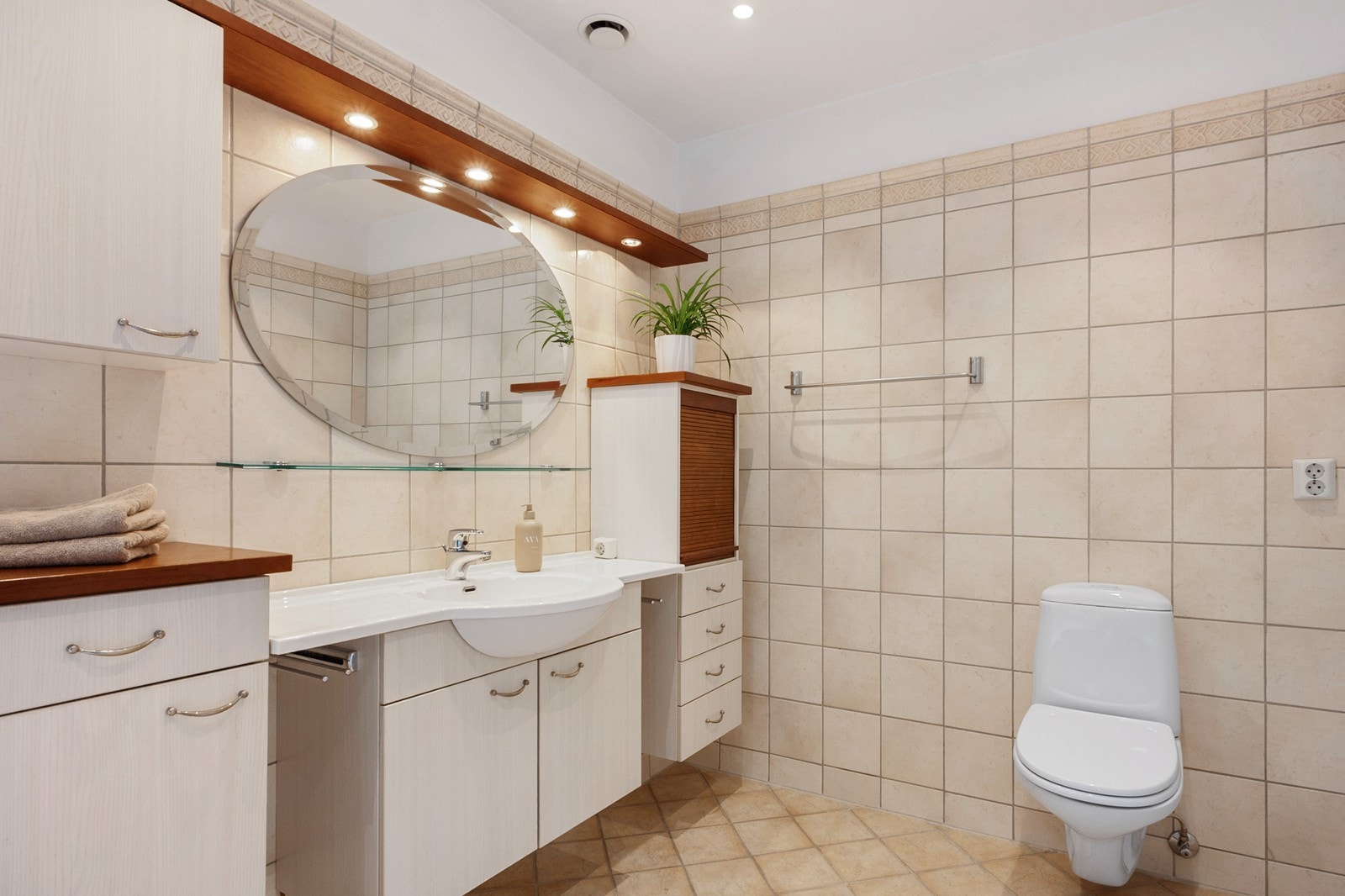 Boligen har totalt tre bad fra 2000, to i 1. etg. Ett bad er en suite bad til hovedsoverom - en behagelig hverdagsluksus! Galleribilde