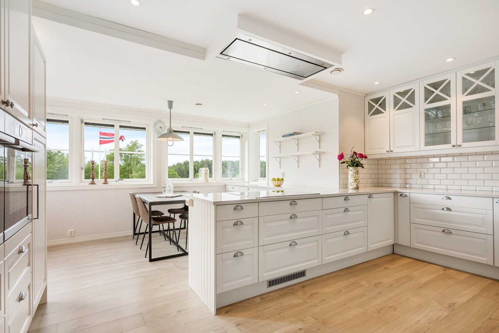 Rommets gode atmosfære må oppleves selv; størrelsen, vindusveggen, den klassiske innredningen og mulighet til å trekke ut med måltider. Galleribilde