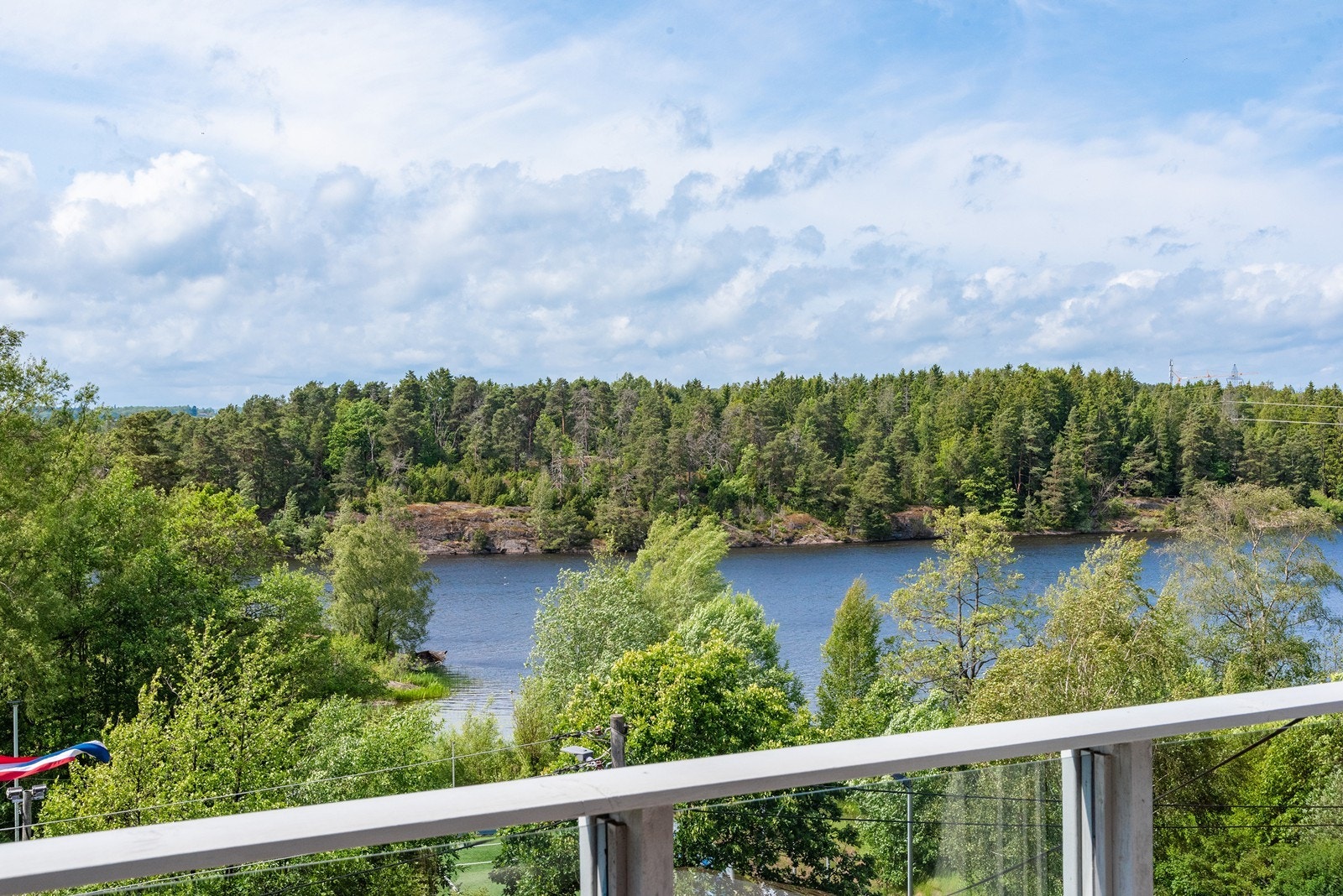 Fra boligen, og spesielt fra øverste etasje, er det utsikt mot Vansjø og omkringliggende grøntområder. Galleribilde