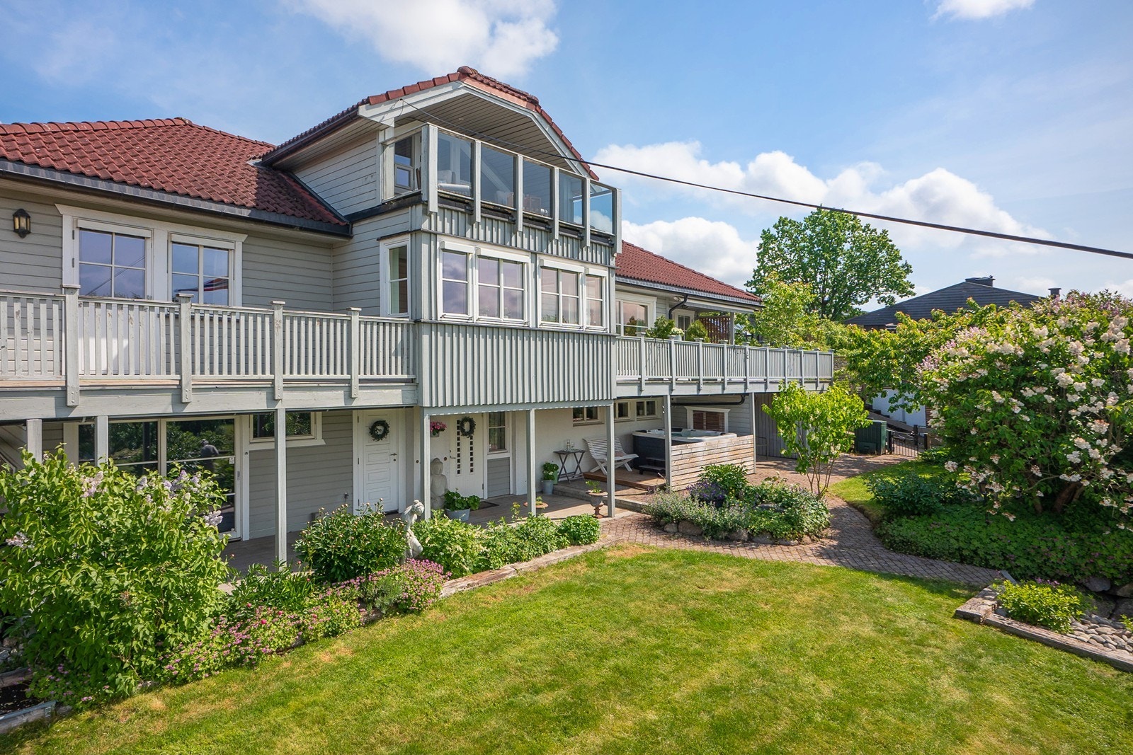 Eneboligen har en innholdsrik og familievennlig planløsning som strekker seg over tre plan med flotte uteplasser. Galleribilde