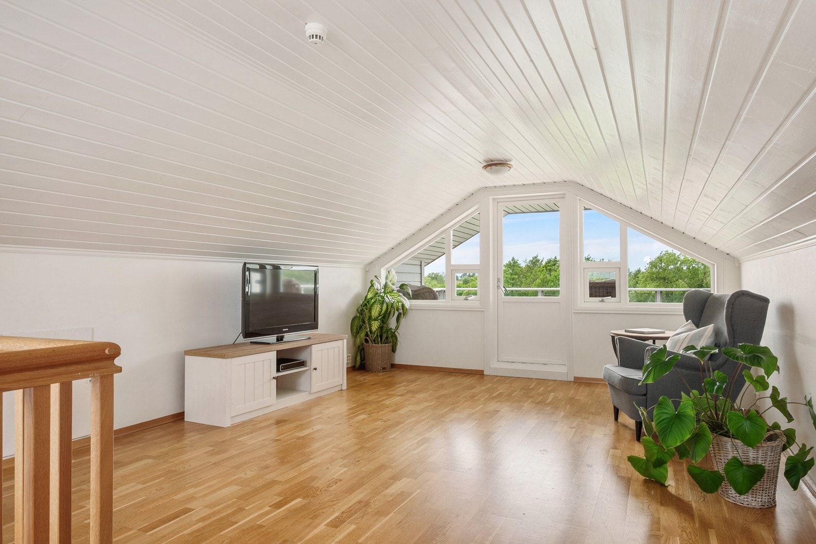 I øverste etg. er en trivelig loftstue. Trekk deg tilbake for egentid med en bok eller film, eller kanskje barna skal få innrede et spillrom. Galleribilde