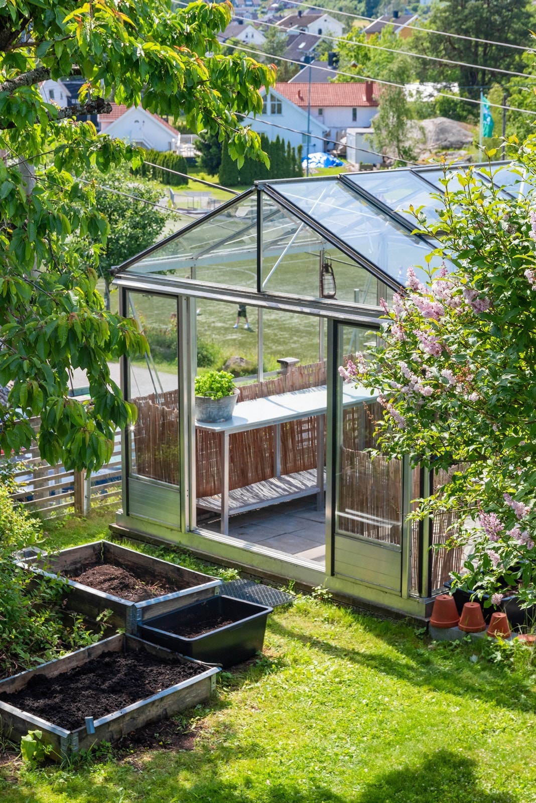 I hagen står et flott drivhus - slipp løs de allerede grønne fingrene eller start eventyret med egendyrking. Galleribilde