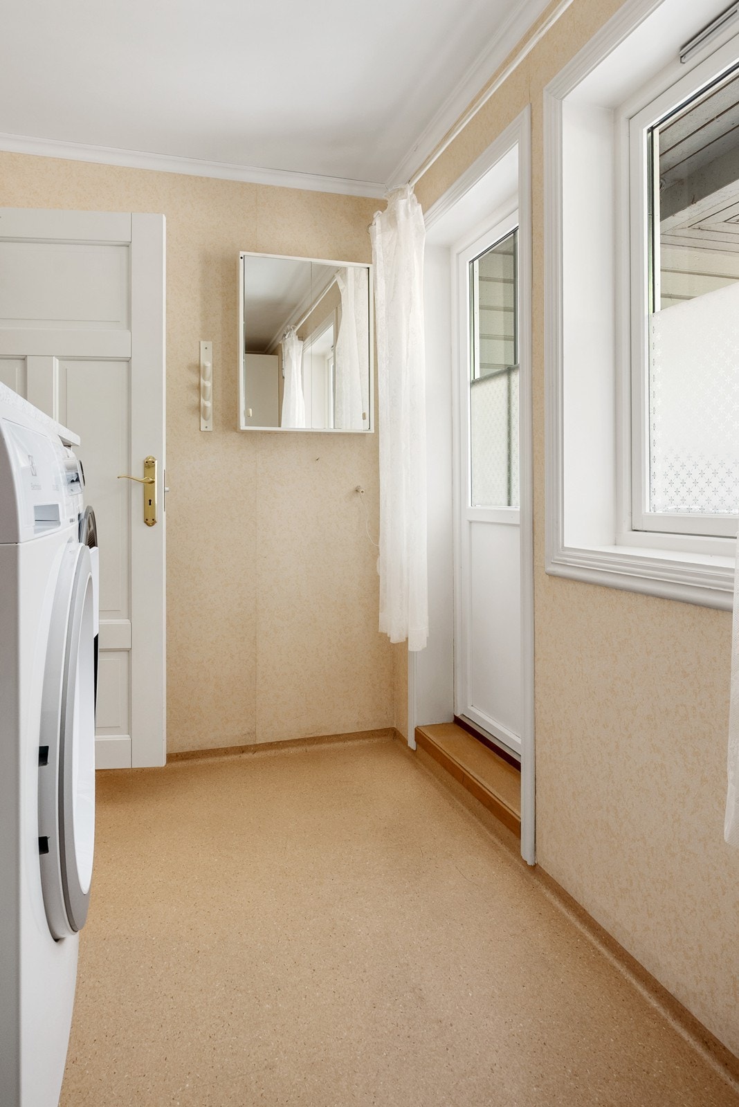 Fra vaskerommet er det utgang til veranda mot nordøst - perfekt for tørking av klær på sommerstid. Galleribilde