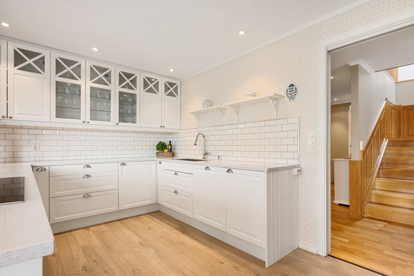 Et flott kjøkken er hjertet i huset; ombygd og oppusset i 2017 med klassisk og samtidig tidløs stil. Galleribilde