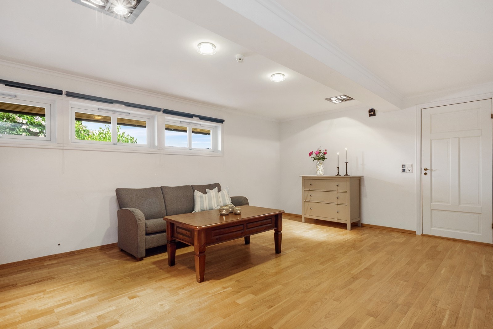 Videre er det adkomst til to kjærkomne stuer for familien - ekstra oppholdsrom til lek, vennebesøk og avslapning. Galleribilde