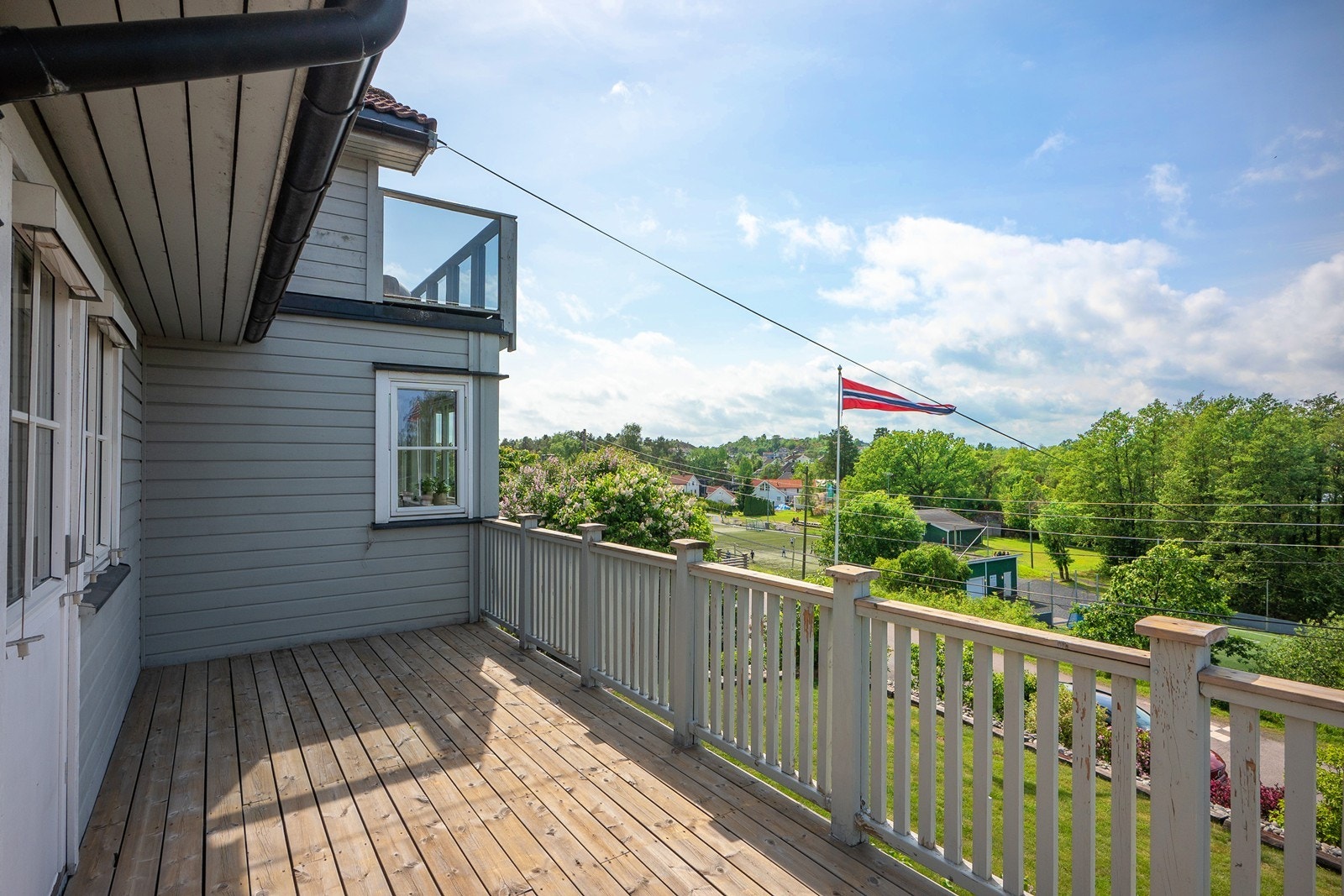 Veranda kan by på rolige morgenstunder med fuglekvitter og kaffekoppen i hånda. Galleribilde