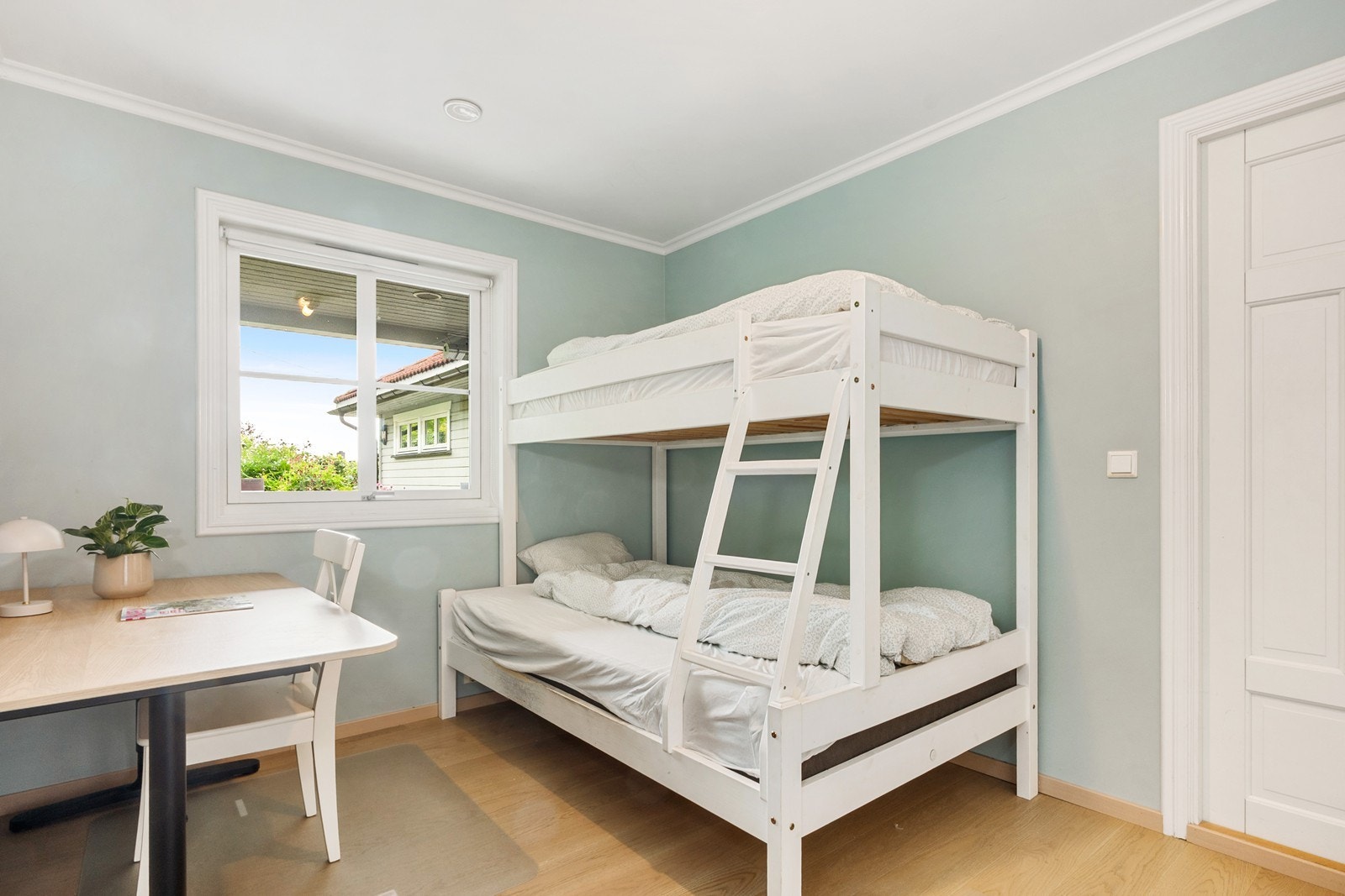 Samtlige soverom fungerer ypperlig som barne- eller ungdomsrom, med møbleringsfrihet og plass til seng og garderobe. Galleribilde