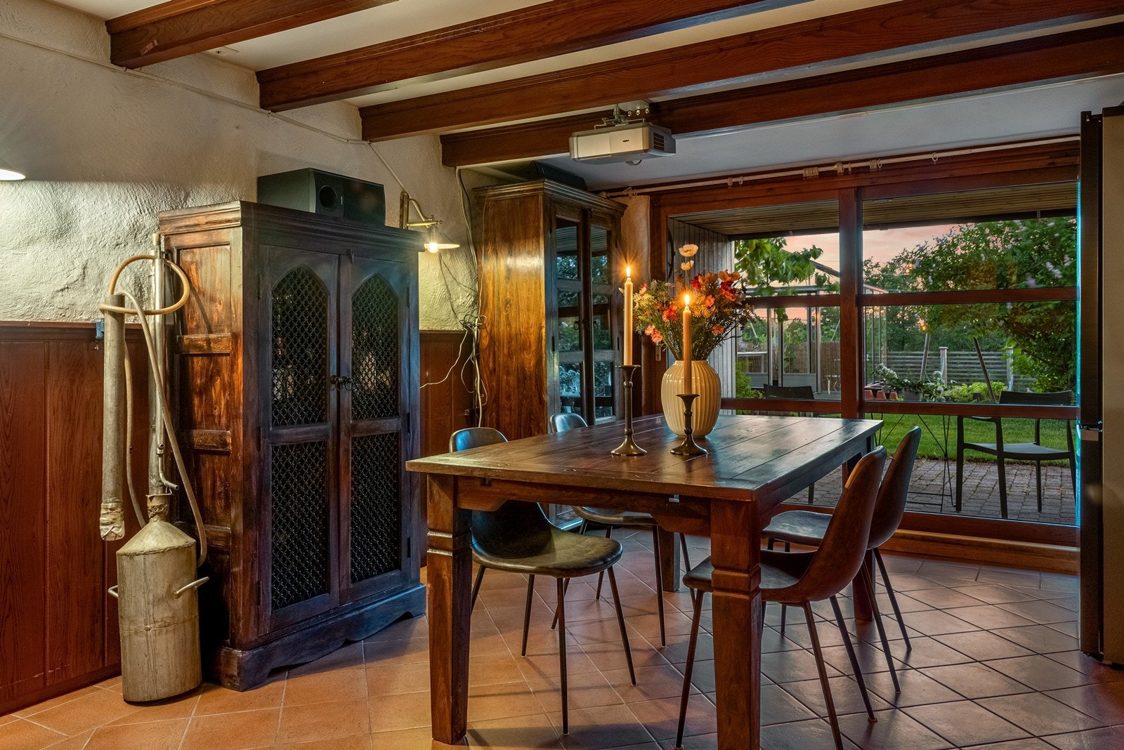 Utgang til hagen gir en sømløs overgang mellom ute og inne - perfekt når man underholder gjester eller bare nyter hjemmedager. Galleribilde