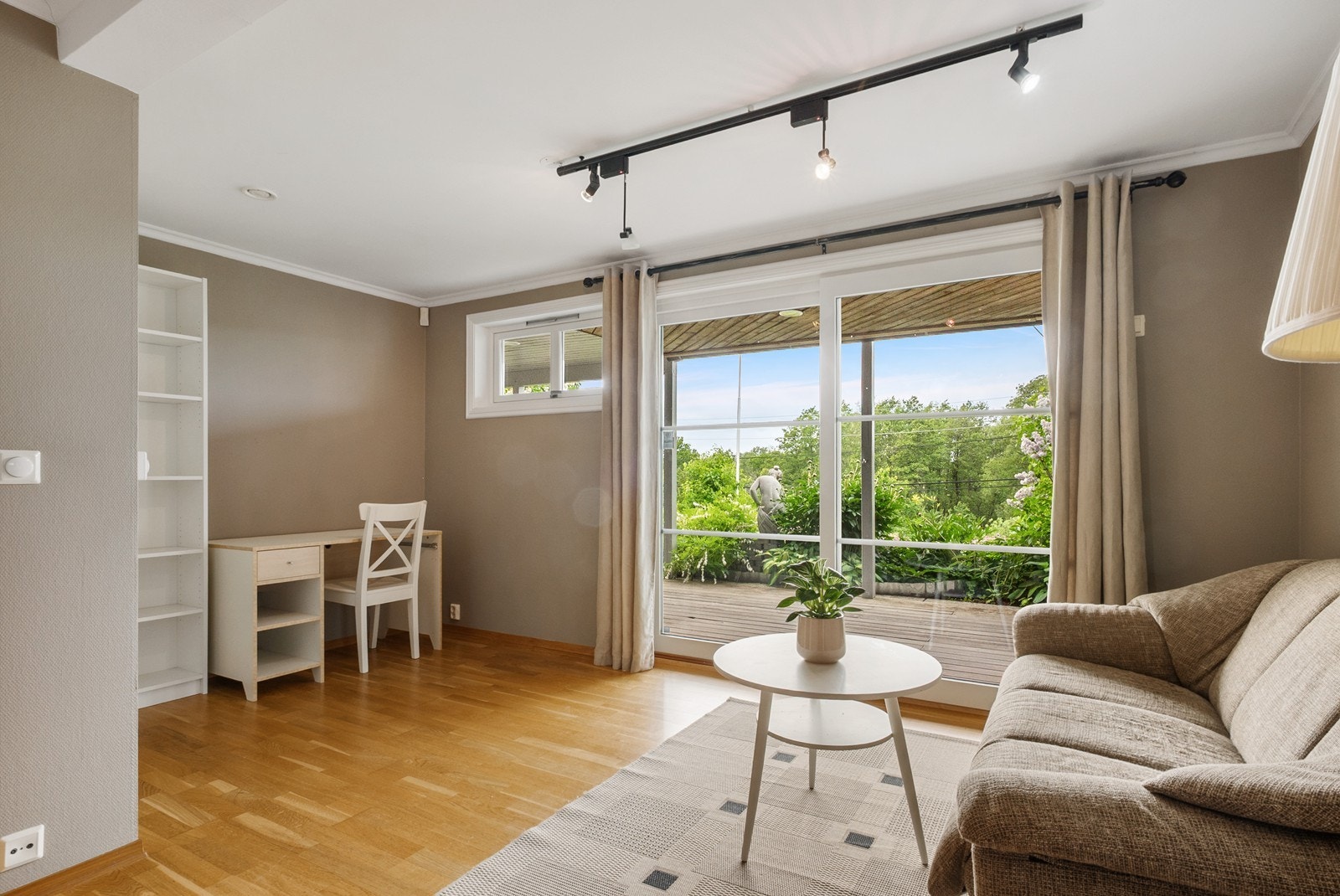 Her er det mulighet for hybelleilighet eller en fin gjeste-/ungdomsavdeling med egen inngang og innvendig adkomst. Galleribilde