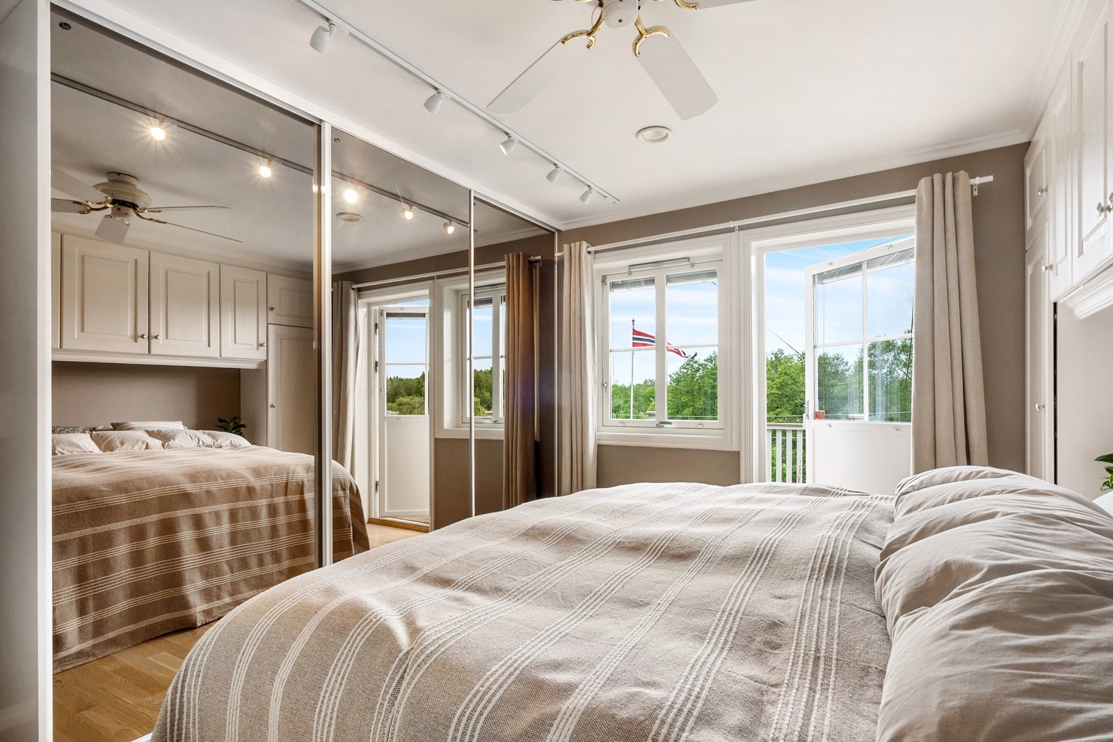 Rommet har en smart garderobeløsning med skap i tillegg til stor skyvedørsgarderobe, samt utgang til vestvendt veranda. Galleribilde