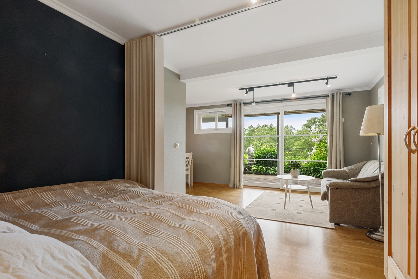 Soveromsnisjen kan deles fra stuen med lameller og har plass til dobbeltseng og garderobe. Galleribilde