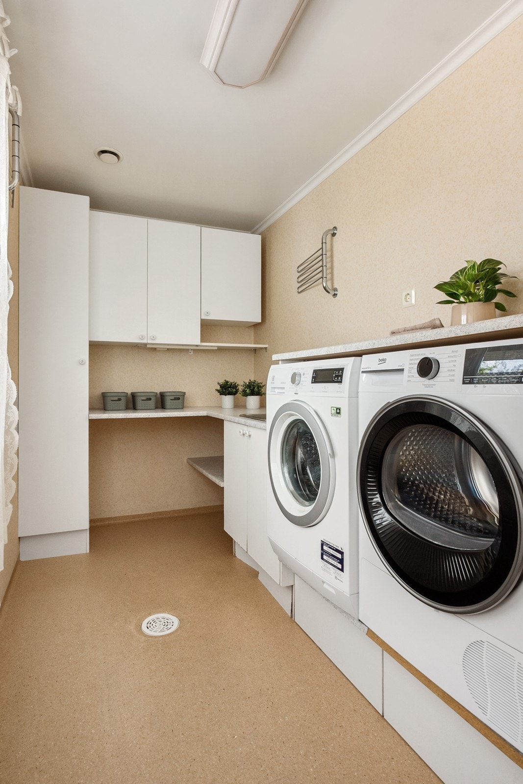Vaskerommet fra 2000 er innredet med en rekke skap, utslagskum, hyller og røropplegg for vaskemaskin og tørketrommel. Galleribilde