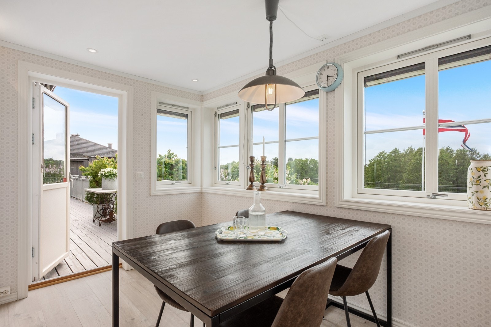 Her har man muligheten til å trekke ut med måltider via verandadør. Galleribilde