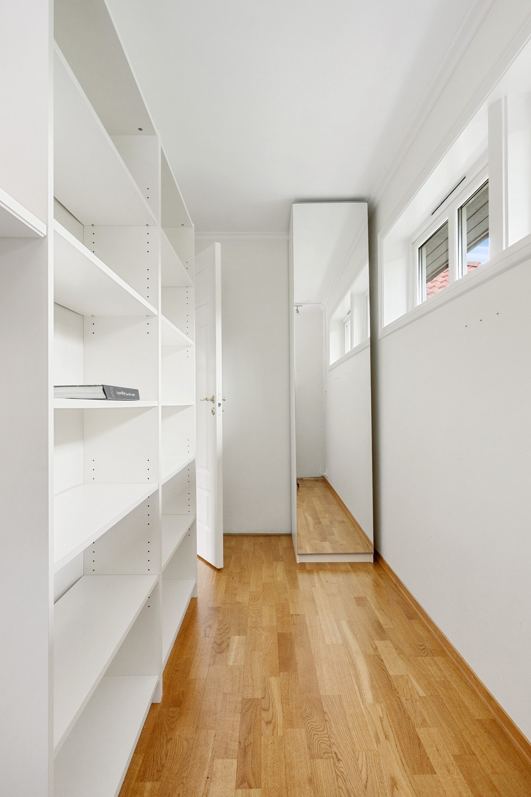 Soverom 2 har også et eget, praktisk omkledningsrom med hylleinnredning og vinduer. Galleribilde