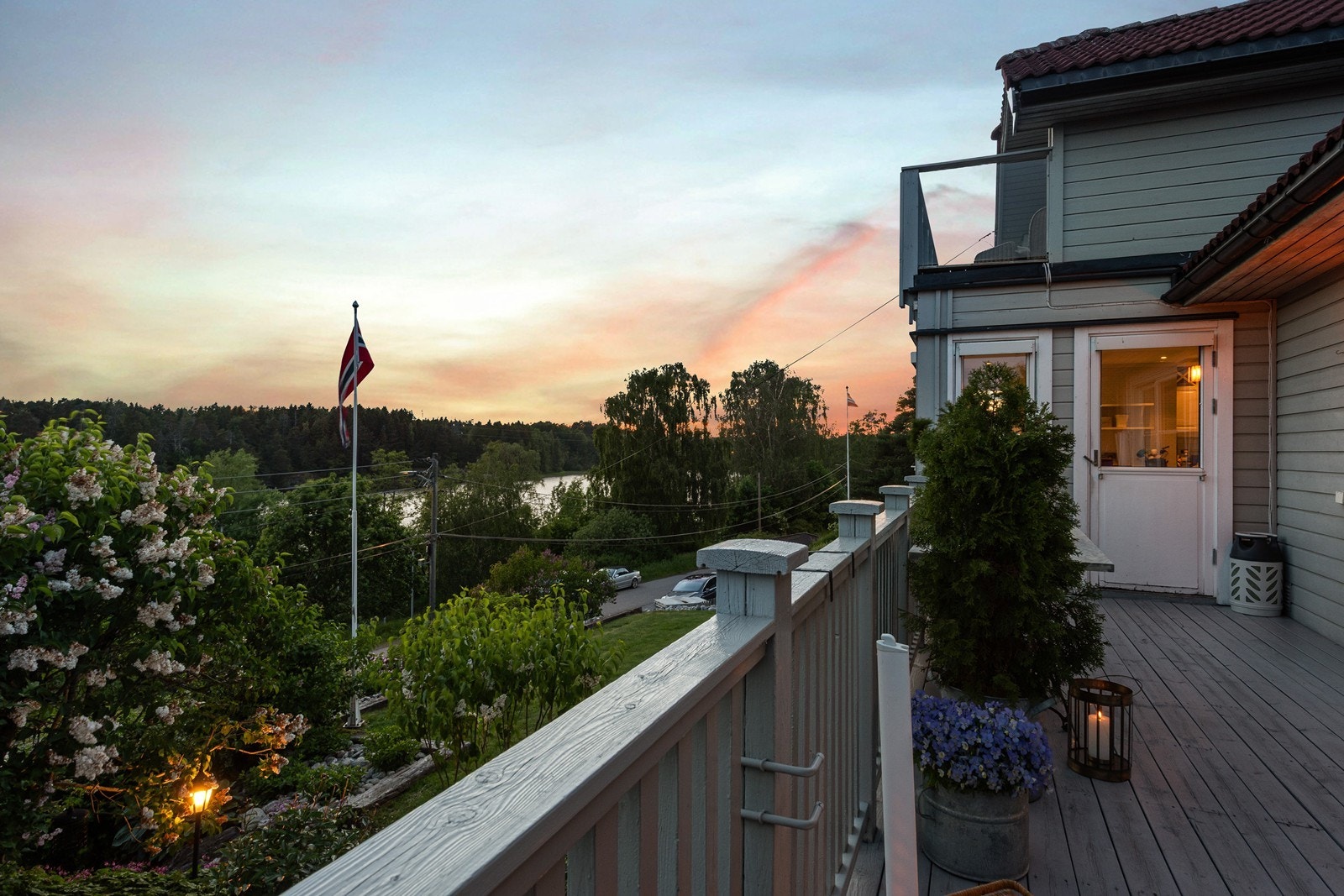 Nyt utemåltidene med fin utsikt over hyggelig nabolag og mot Vansjø. Galleribilde