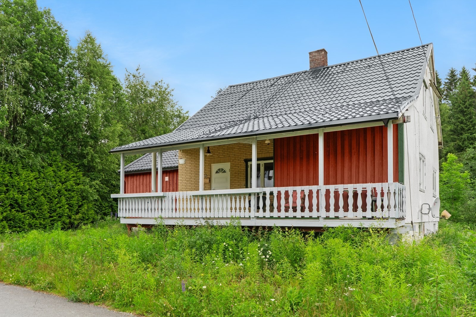 Det er gjenstående arbeider utvendig på boligen. Galleribilde