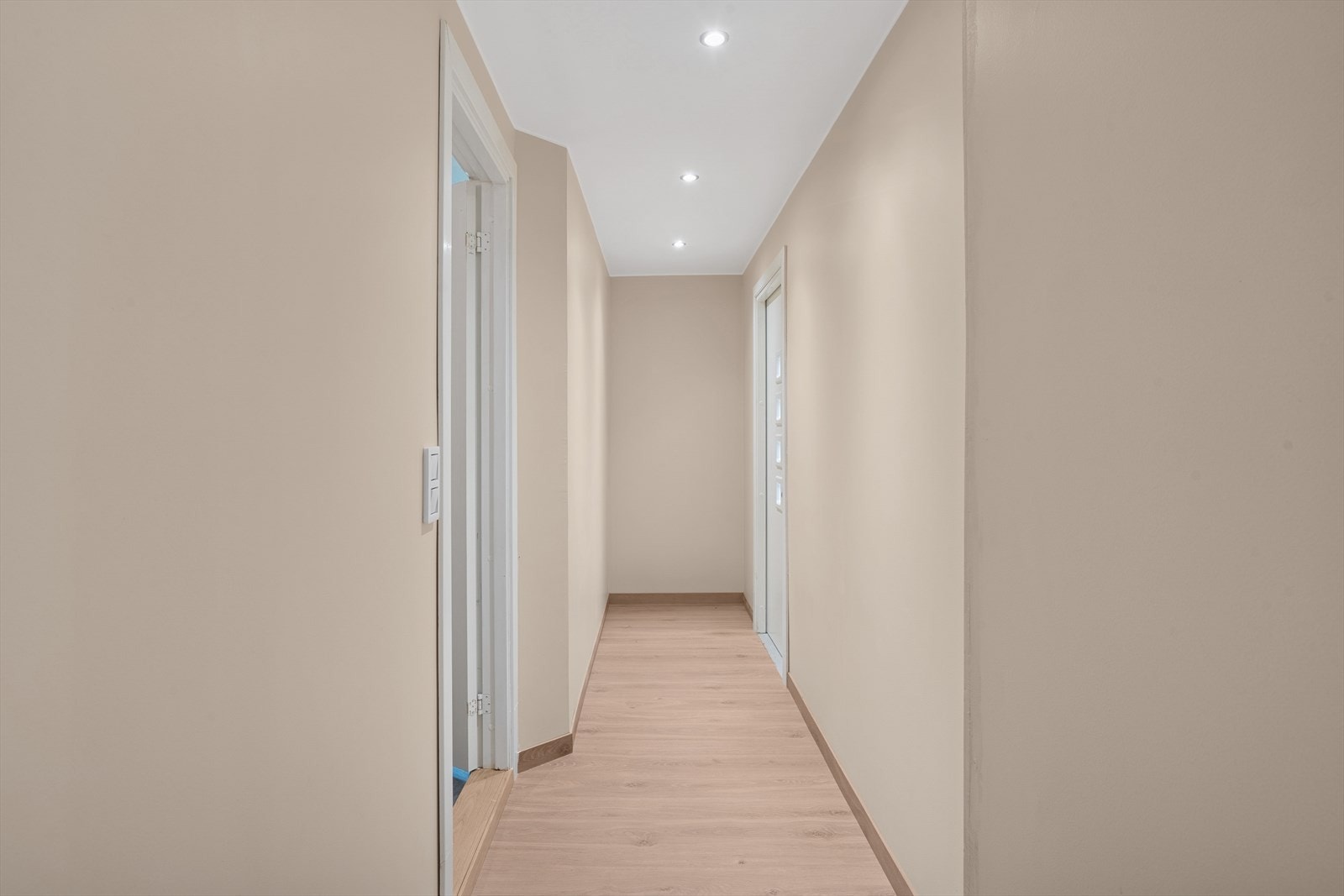 Det er inngang til boligen på begge sider. Galleribilde