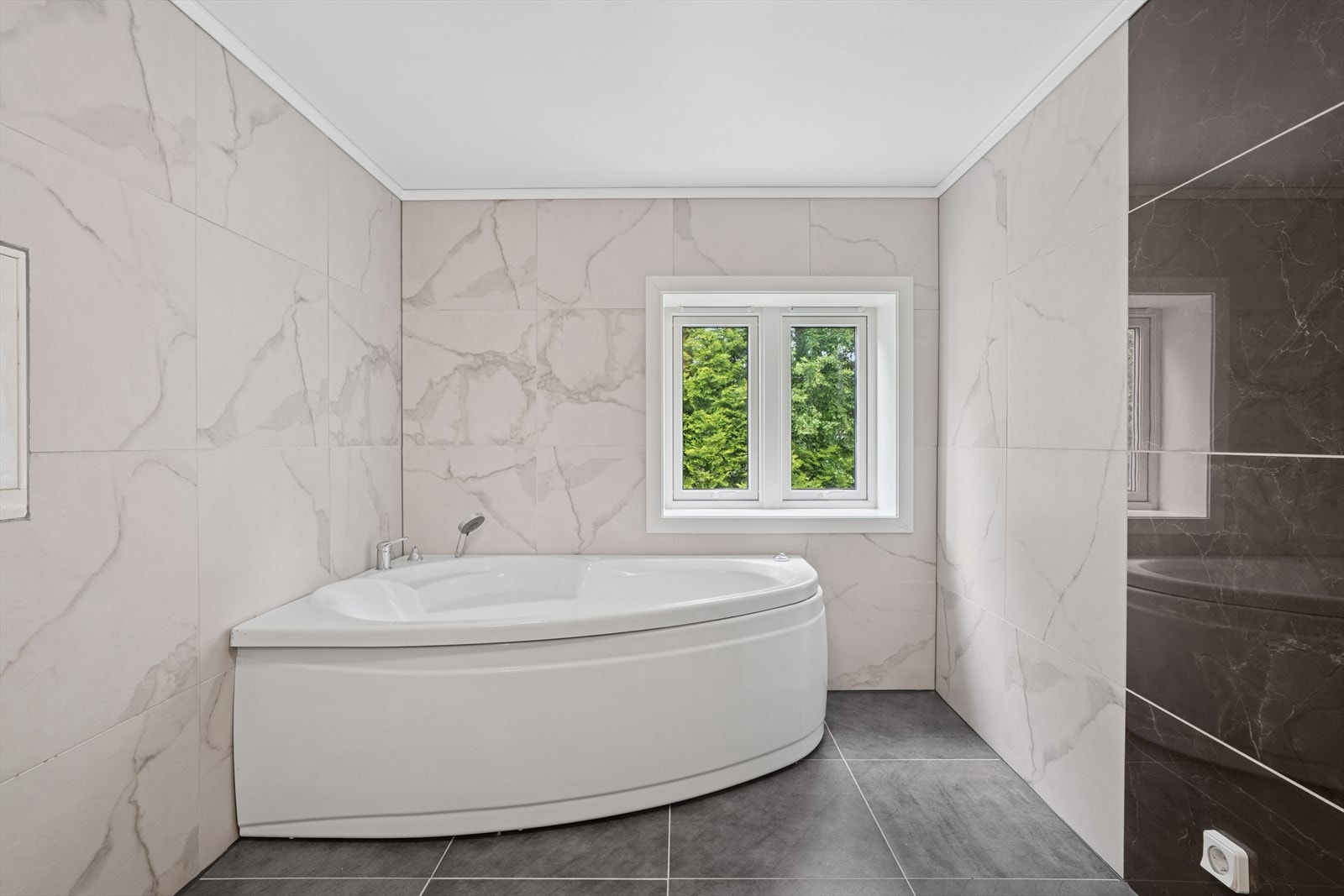 Lekkert bad med store fliser. Galleribilde