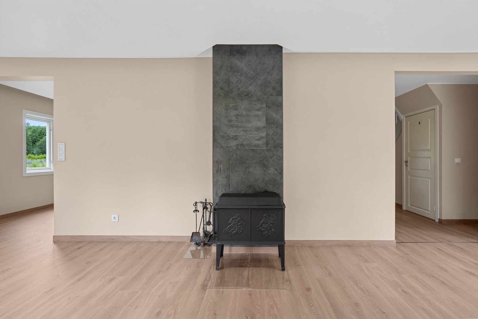 Det er montert vedovn i stuen. Galleribilde