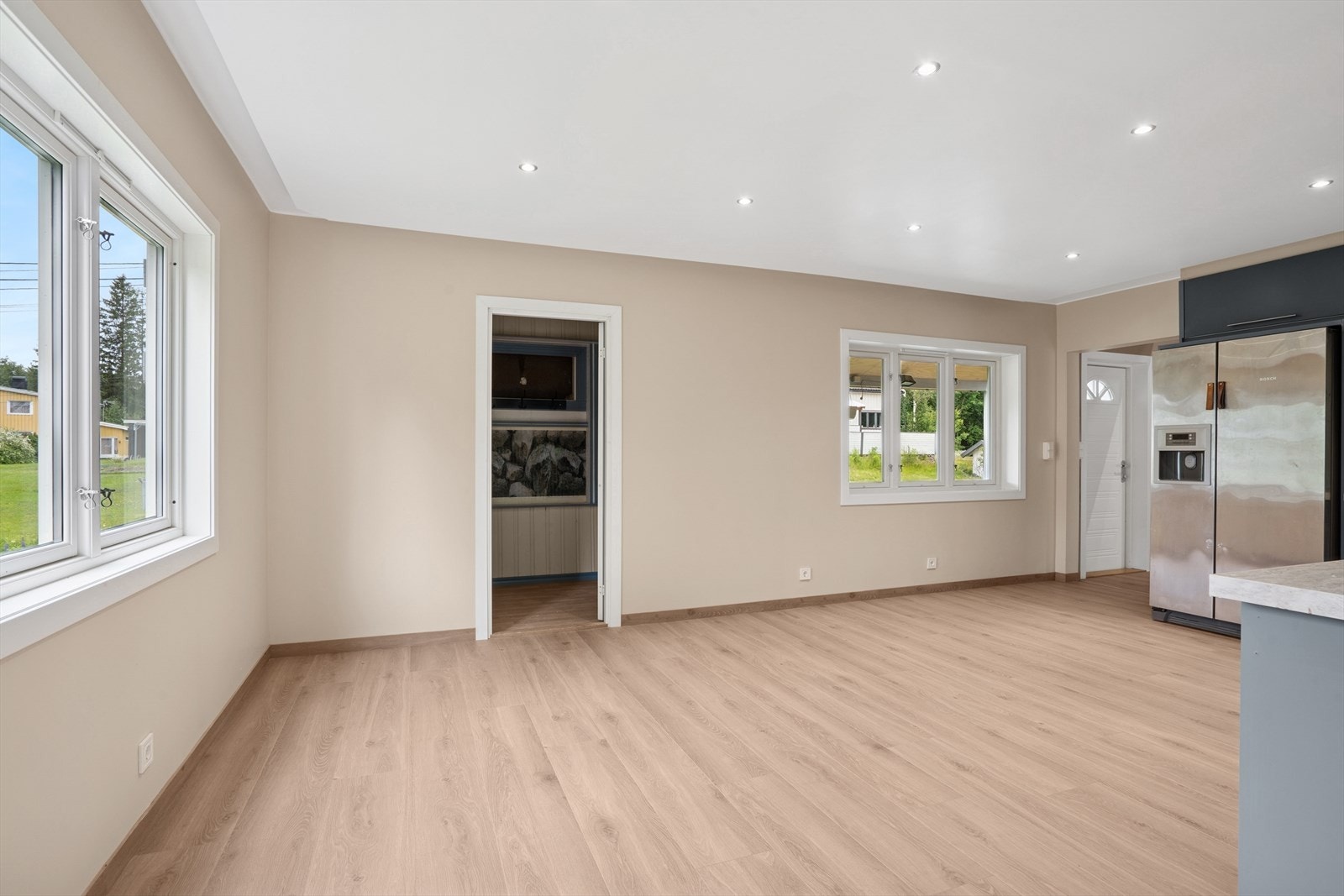 Romslig kjøkken hvor det er godt med rom til en spiseplass. Galleribilde