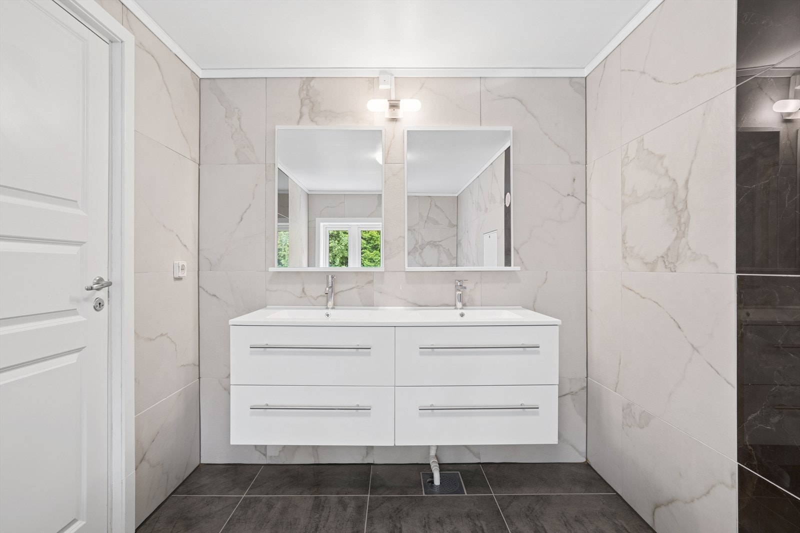 Innredning med dobbelservant som gir en følelse av luksus. Galleribilde