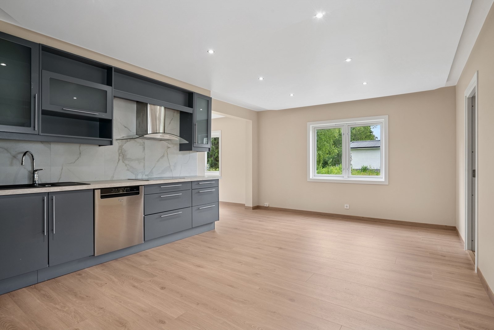 Gipsede vegger og himlinger med downlights. Galleribilde