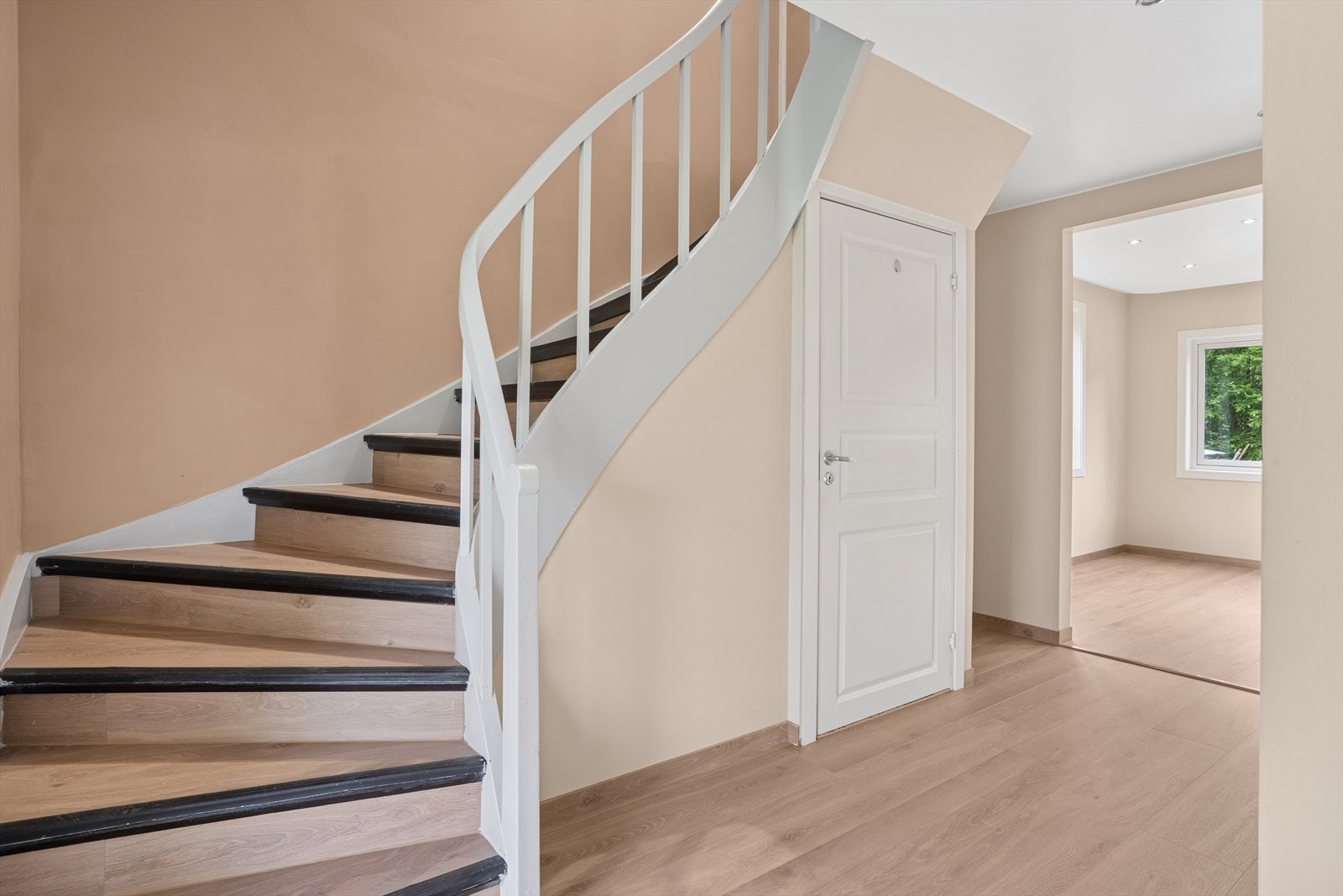 Det er utstrakt bruk av downlights i boligen. Galleribilde