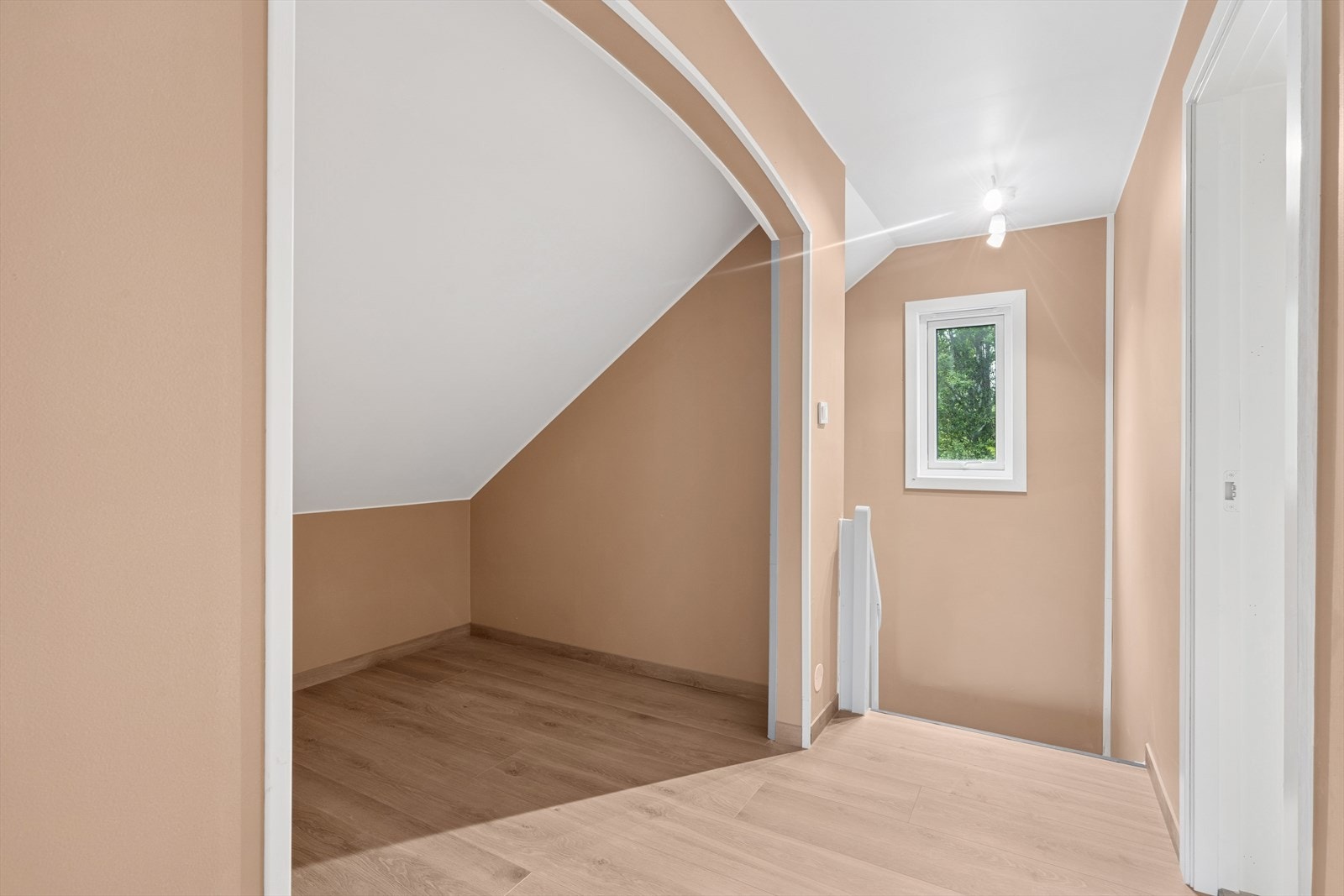 Gang med alkove til oppbevaring. Galleribilde