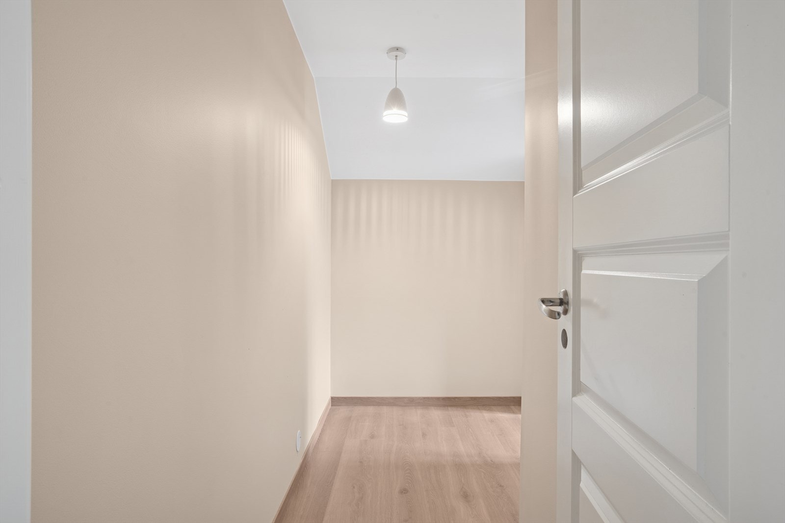 Det ene soverommet er vinklet. Galleribilde