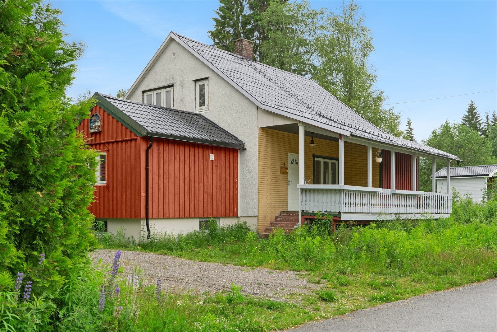 Det er lagt nye takplater oppå det gamle taket. Galleribilde