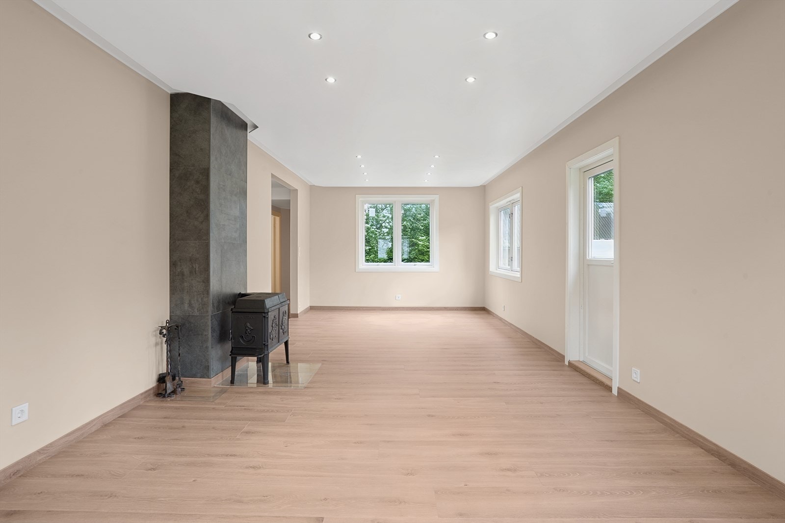 Romslig stue hvor det er plass til både sofakrok og spisestueinnredning. Galleribilde