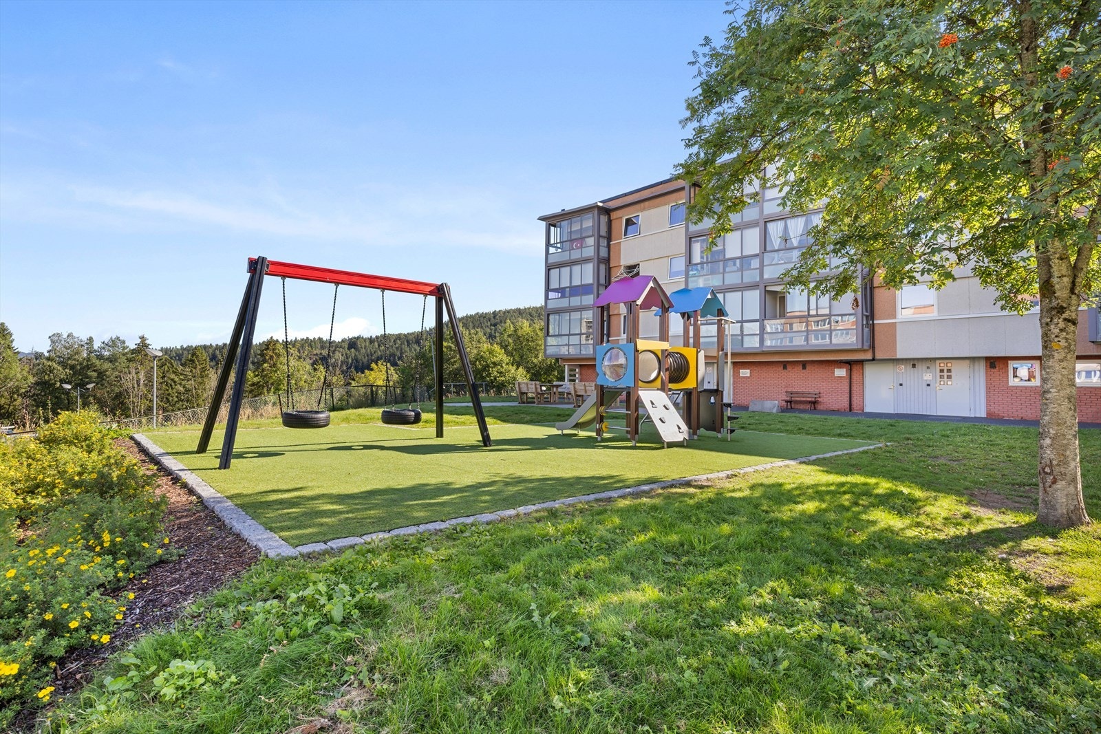 Fine lekeområder for barna i borettslag Galleribilde