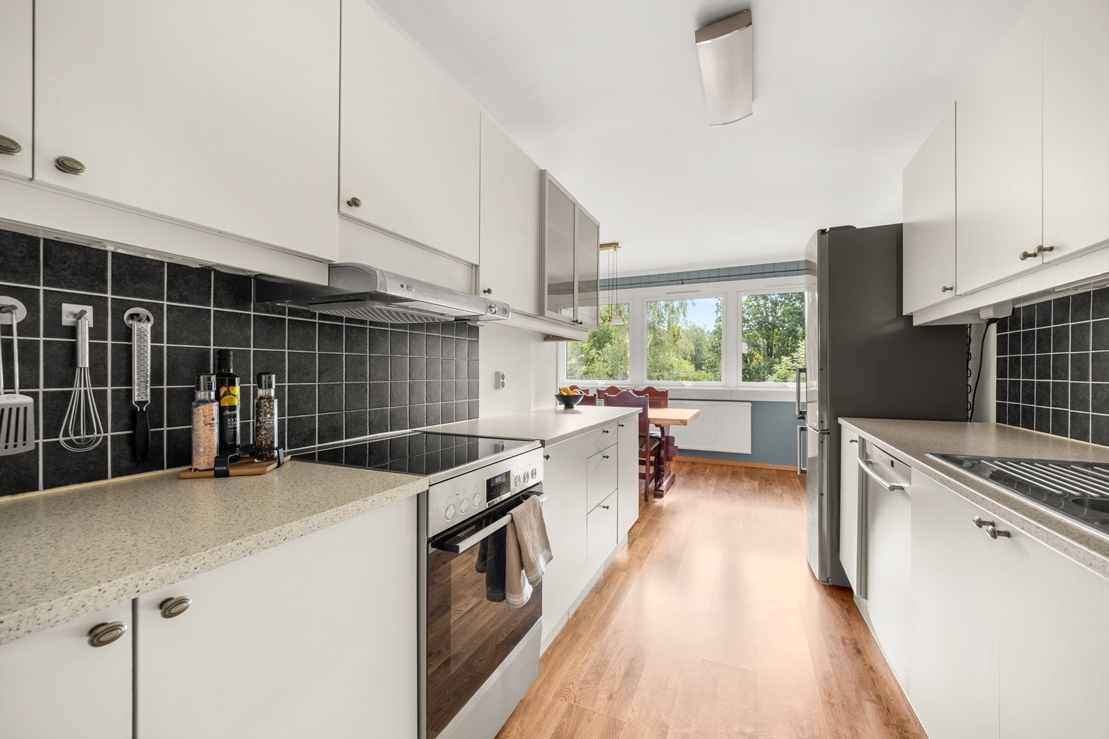 Kjøkkenet er utstyrt med hvitevarer som oppvaskmaskin, komfyr, kjøl/fryseskap Galleribilde