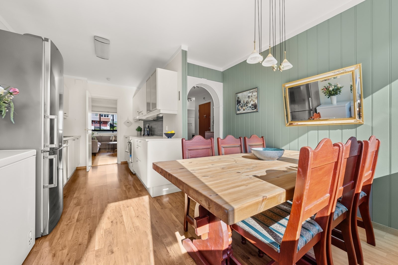 Videre er det god plass til spisegruppe i tilknytning til kjøkkenet Galleribilde