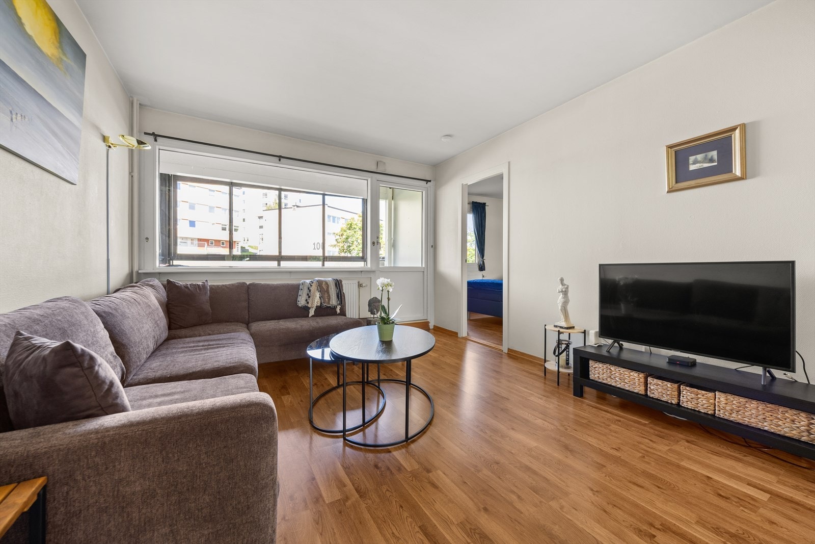 Stuen kan enkelt innredes med romslig sofagruppe og tilhørende tv-møblement Galleribilde