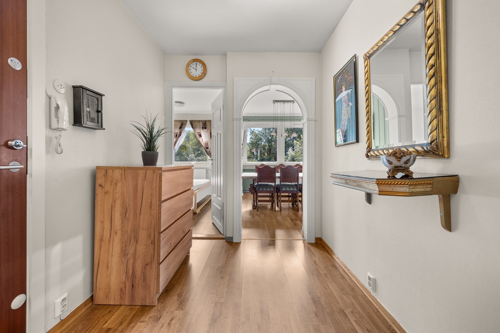 Lys og fin entré med plass for skap eller kommode til oppbevaring av yttertøy Galleribilde