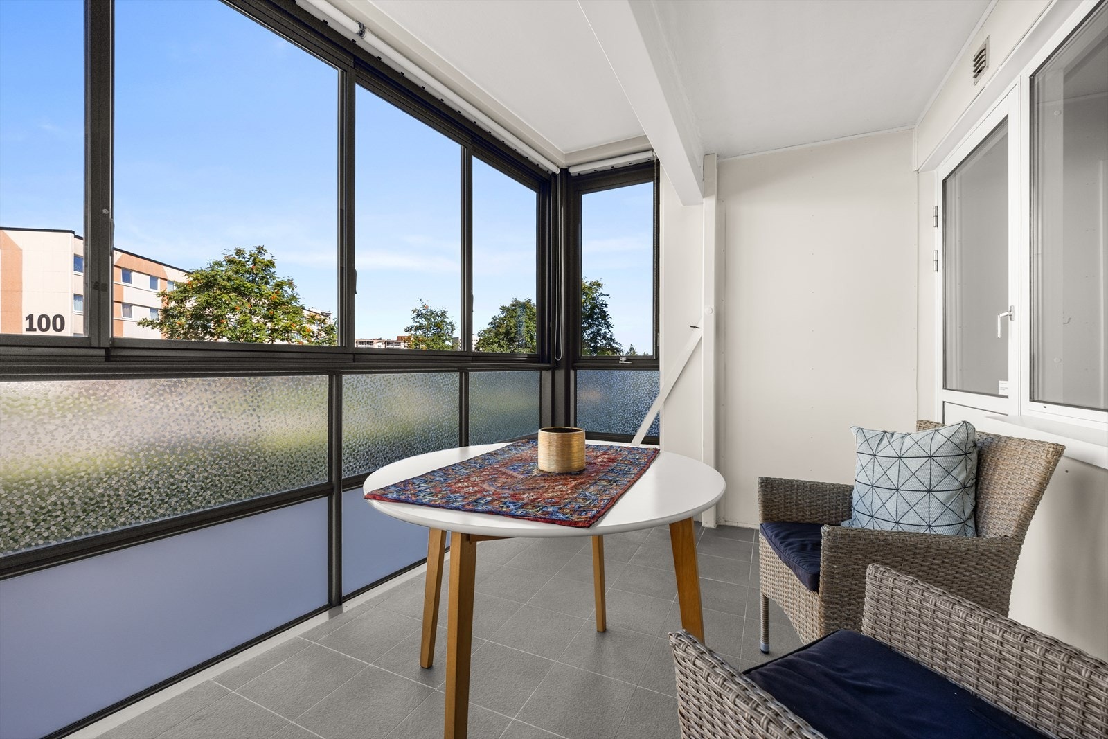 Dette er en praktisk og lettstelt 3-roms leilighet beliggende i veletablert borettslag Galleribilde