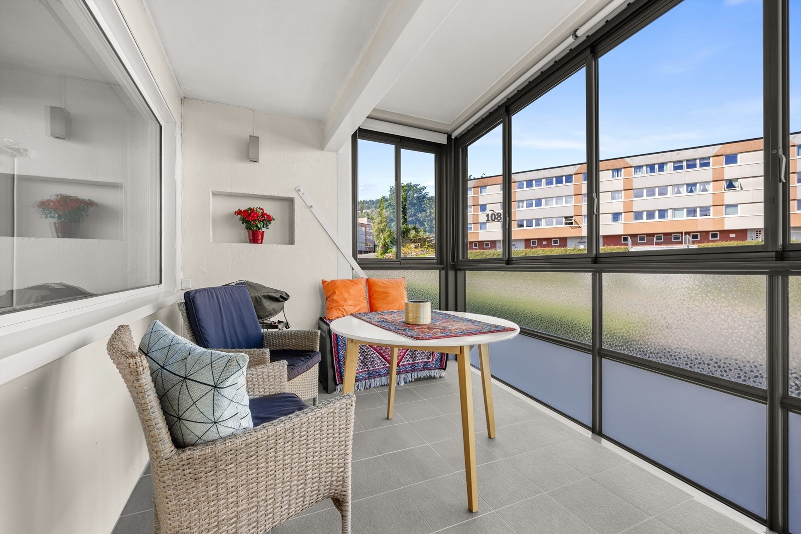 Fra stuen er det adkomst til innglasset balkong på ca. 9m2 Galleribilde