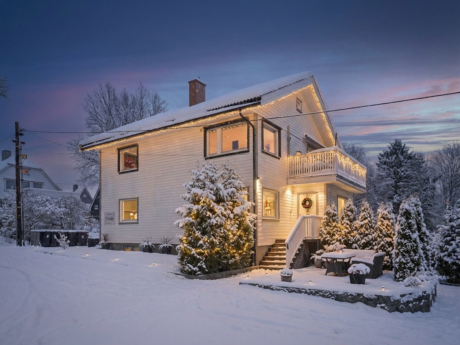 Attentus har gleden av å presentere denne fine boligen i all sin juleprakt. Det gjøres oppmerksom på at bildet er KI generert, og avviker fra virkeligheten. Galleribilde