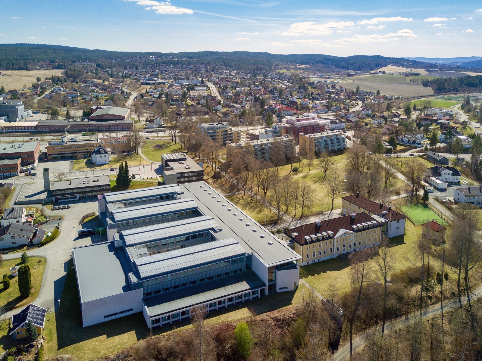 I Sørumsand er det skoler for alle alderstrinn, god offentlig kommunikasjon med både buss og tog, samt gode servicetilbud og flere fasiliteter. Galleribilde