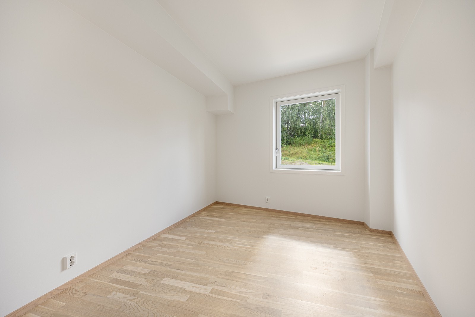 Soverom I har plass til dobbeltseng, garderobeløsning og nattbord. Galleribilde