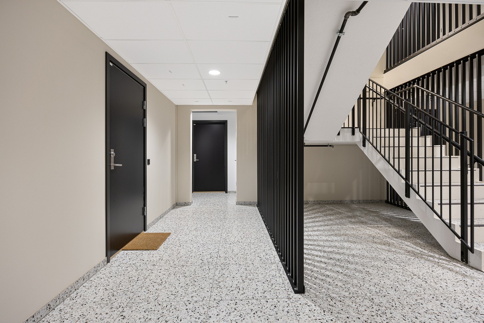 Det er trappefri adkomst inn til leiligheten som ligger i første etasje, bygget har også heis. Galleribilde