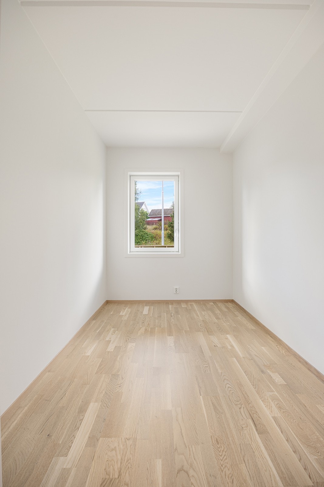 Soverom II har plass til seng, garderobe og annet ønskelig møblement. Galleribilde