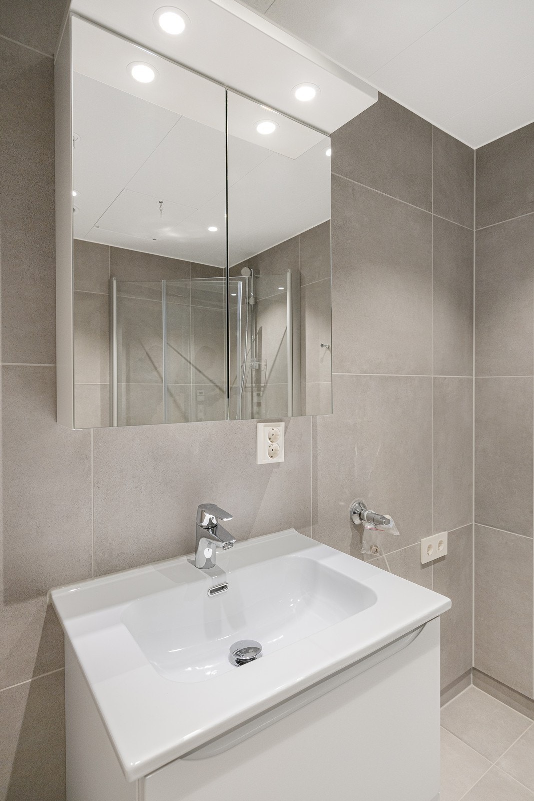 Det er opplegg for vaskemaskin og tørketrommel i vaskesøyle til høyre for servantinnrending. Galleribilde