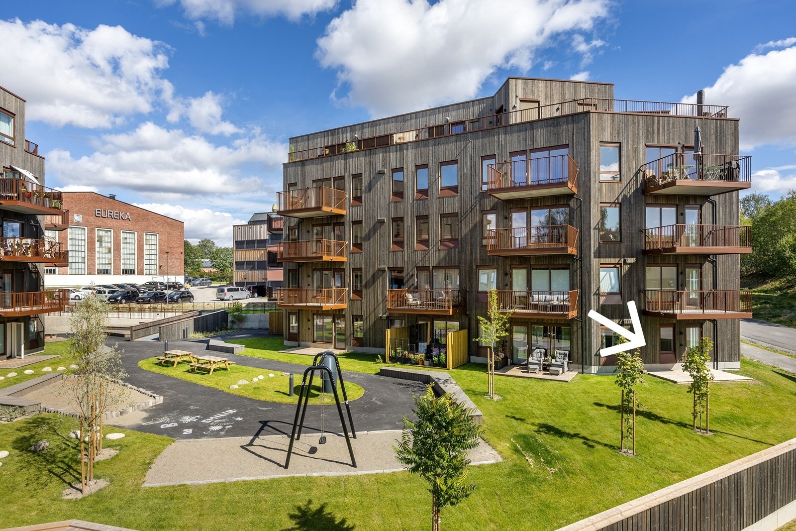 Uteområdene er pent opparbeidet med sittegrupper, lekeområder, plen og beplantning. Galleribilde