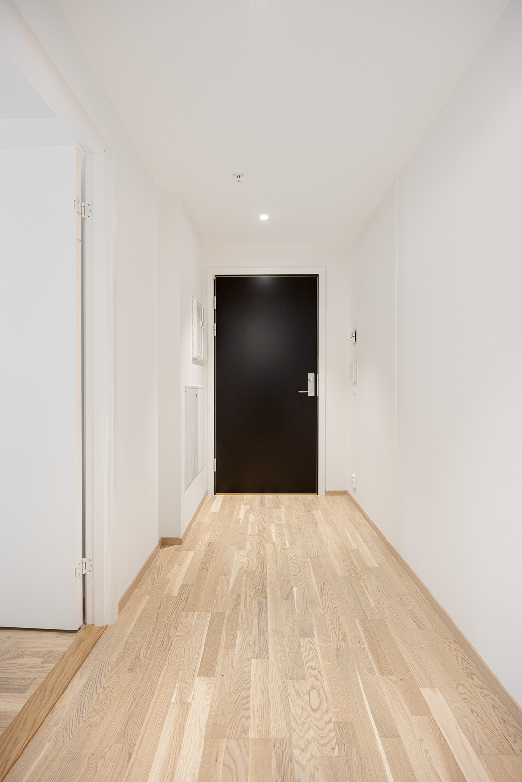 I entreen er det porttelefon og ellers god plass for å etablere løsning til oppbevaring i av yttertøy og sko. Galleribilde