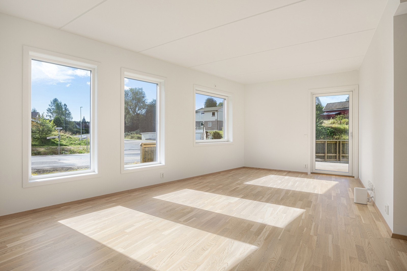 Stuen er lys, med rikelig lysinnslipp. Galleribilde