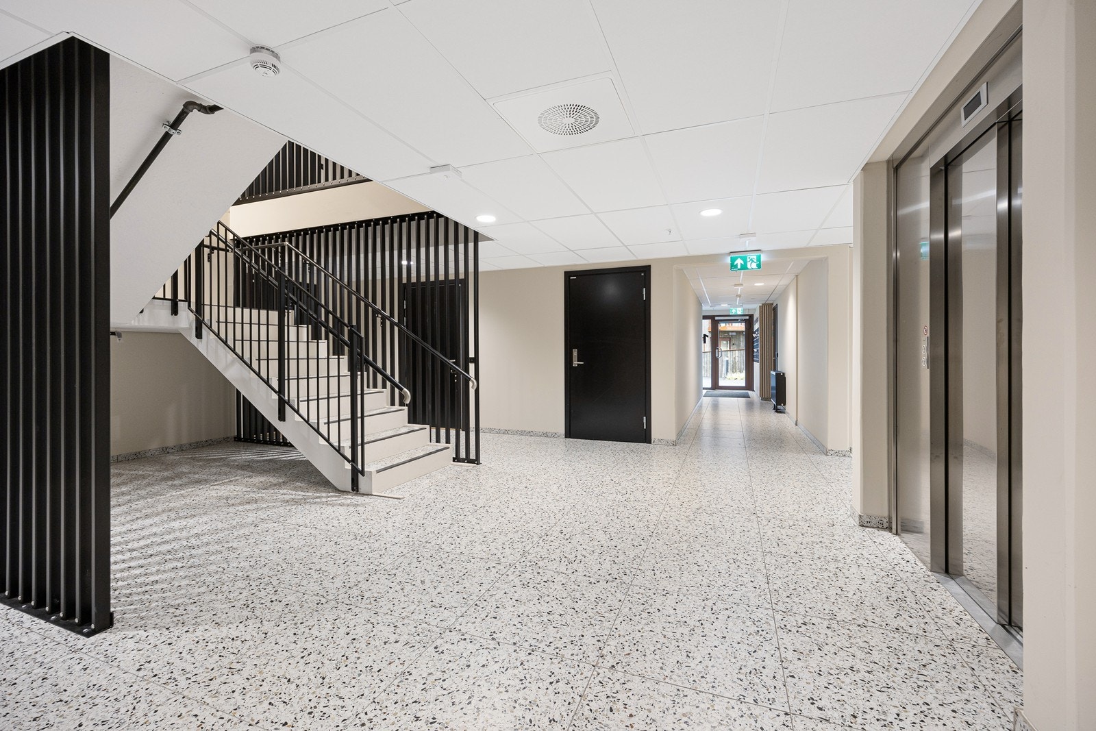 Trappeoppgangen inn til leiligheten er i gjennomført stil. Galleribilde