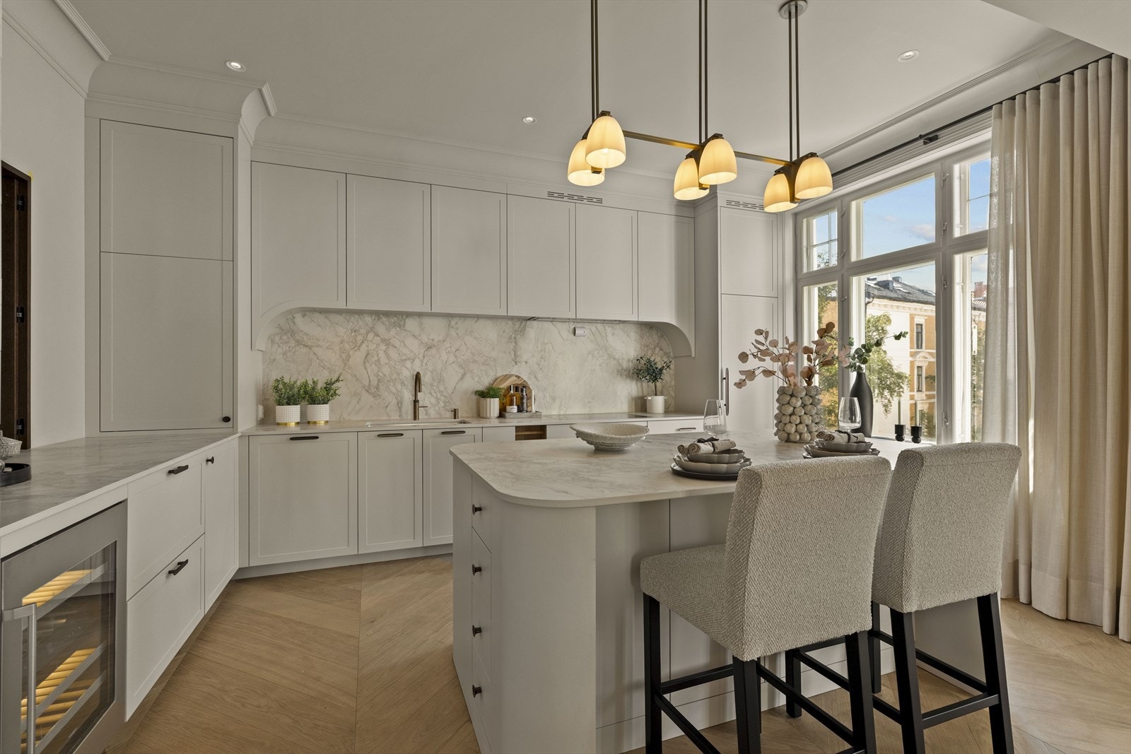 Kjøkkenet har svært godt med skapplass og benkeplass. Et kjøkken som er perfekt for en som er glad i å lage mat. Galleribilde