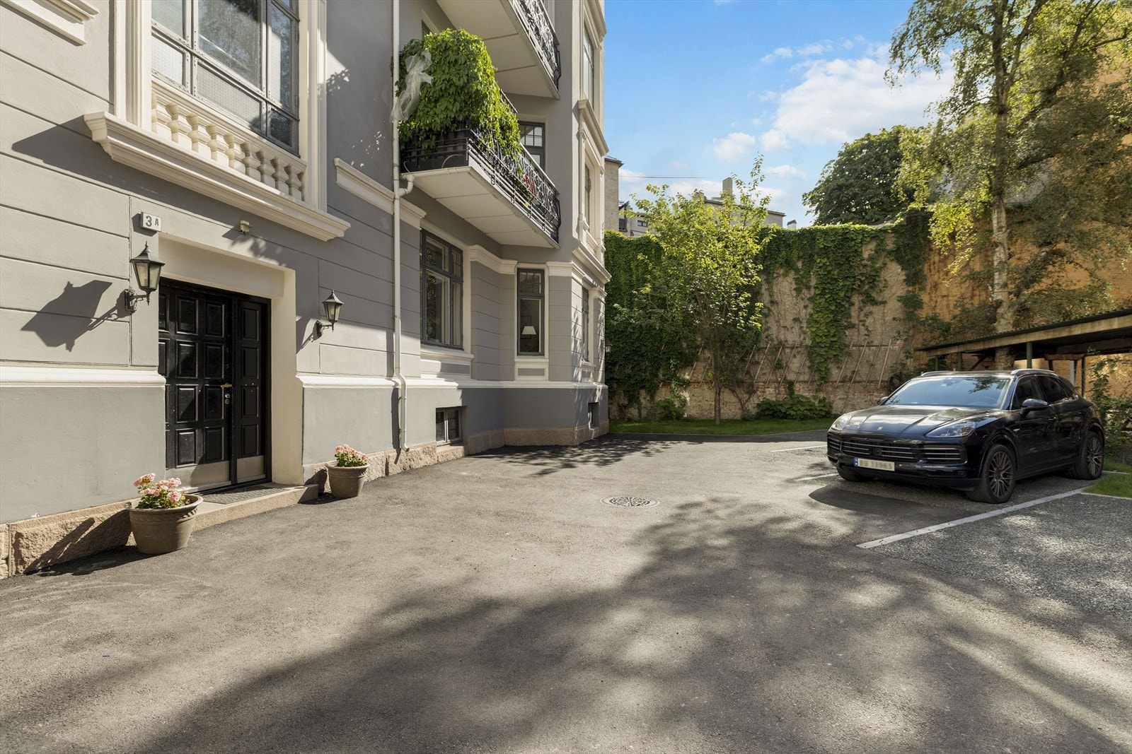 Parkering etter ansiennitet i bakgården. Galleribilde